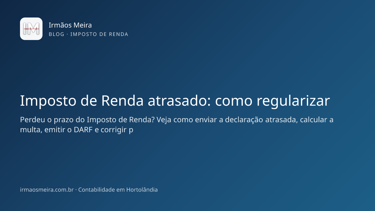 pessoa organizando documentos para regularizar Imposto de Renda atrasado